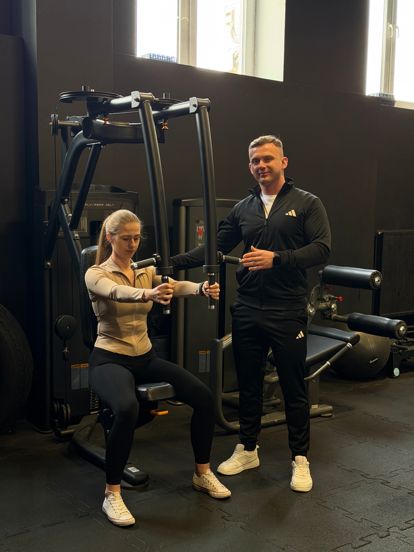 Piotr Studziński prowadzi trening personalny z klientką