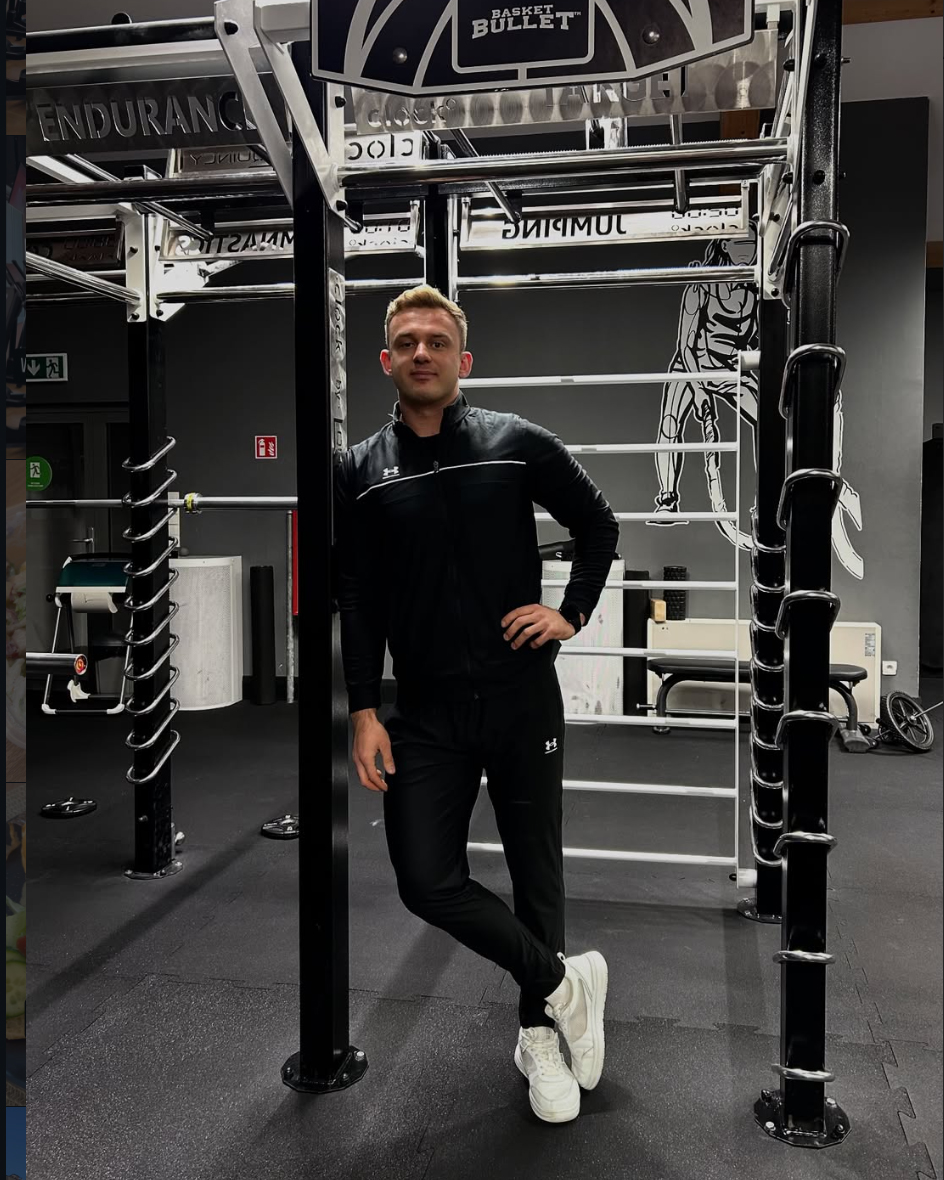 Piotr Studziński w studio treningowym
